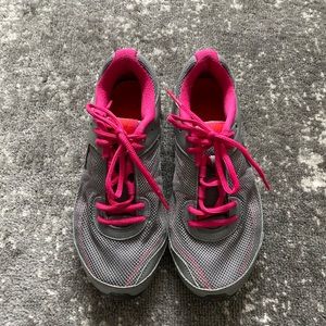 Nike Size 6 Reax Women’s Sneakers